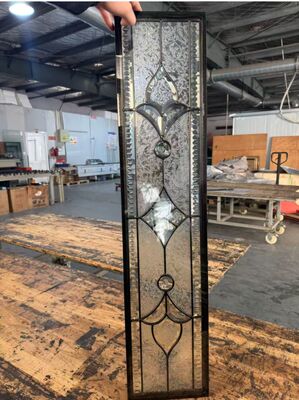 إدراج زجاجي للباب قابل للتخصيص مصمم لتناسب أنماط مختلفة من الأبواب مما يوفر الأناقة وتحسين الرؤية